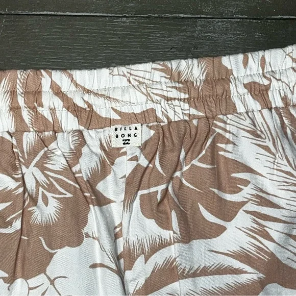 Billabong Tan White Floral Print Pull On Shorts Pocket NWOT Ladies Small - Picture 7 of 7